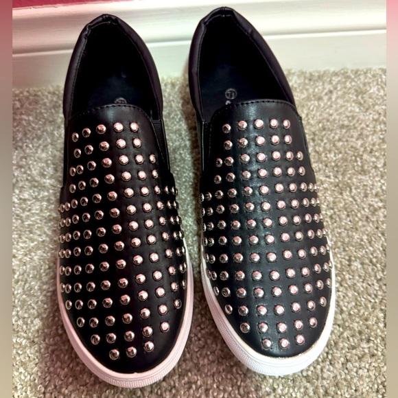 NWT La Sheelah Studded Slip Ons - Picture 3 of 3